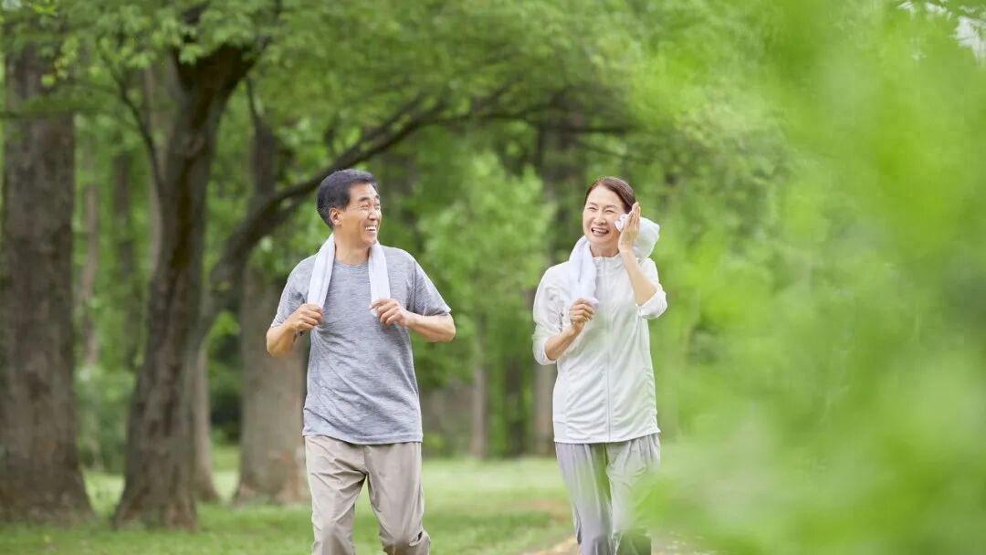 寿命长短,走路便知?寿命长的人,走路一般有这4个特征